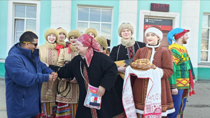 знакомство с Россией: в Смоленск прибыла иностранная делегация в рамках региональной программы Всемирного фестиваля молодежи – 2024 - фото - 3