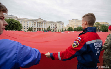 в Смоленске развернули самое большое Знамя Победы - фото - 4