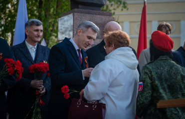 врио Губернатора Василий Анохин передал частицу Вечного огня с Могилы Неизвестного Солдата дочери Знаменосца Победы Михаила Егорова в день его 100-летия - фото - 8